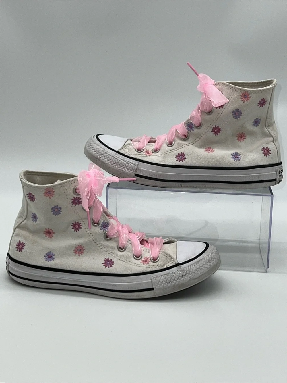 Converse All Star Chuck Taylor Hi Tops Embroidered Daisy Flowers Thruout-Size 4